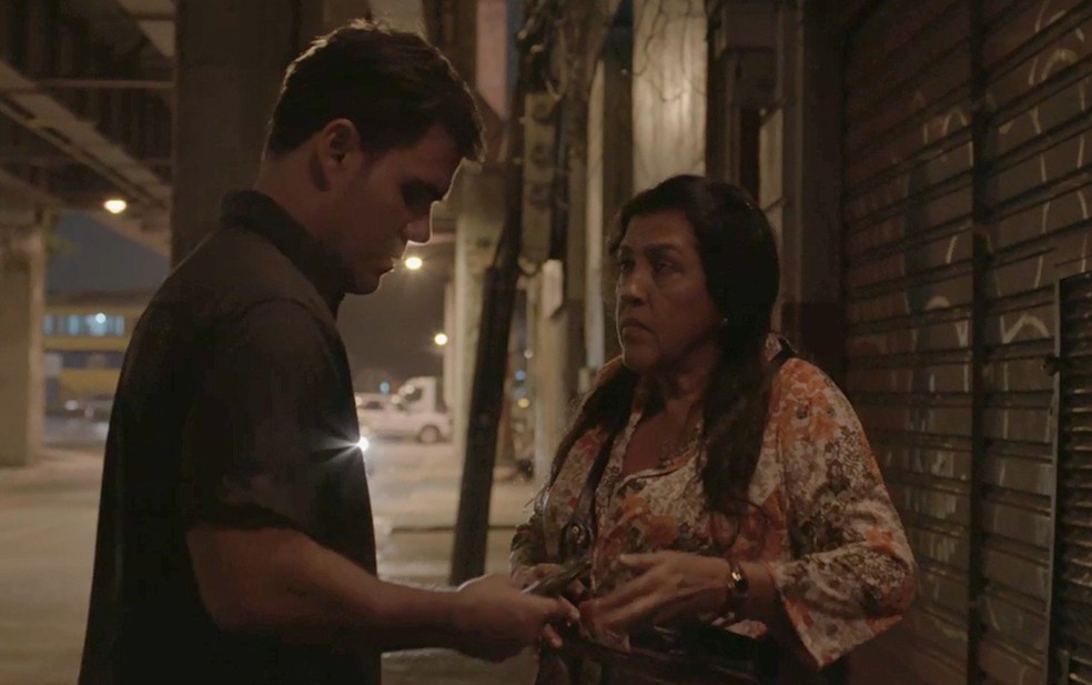 Em 'Amor de Mãe', Magno (Juliano Cazarré) e Lurdes (Regina Casé) voltam ao local onde está o corpo do criminoso para trocar os celulares — Foto: Globo