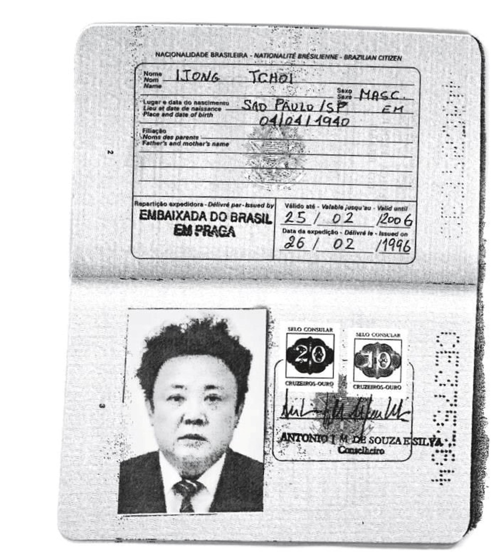 Cópia obtida pela agência Reuters mostra passaporte brasileiro com a foto de Kim Jong-il, ex-líder da Coreia do Norte e pai de Kim Jong-un (Foto: Handout via REUTERS)