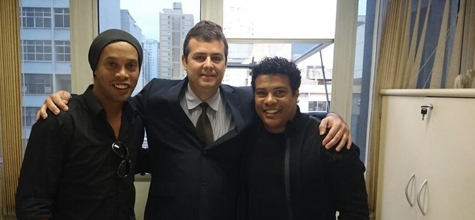 Contrato de Ronaldinho Gaúcho com o Galo tinha cláusula anti-Cruzeiro