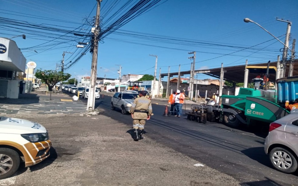 Trânsito em meia pista na Avenida Desembargador Maynard, em Aracaju — Foto: SMTT/Aracaju