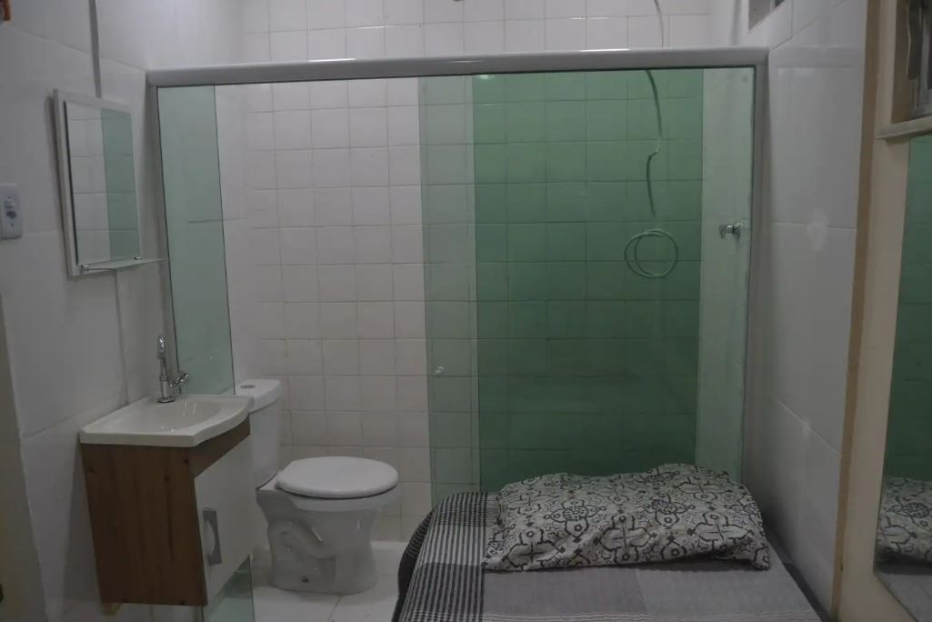 Guia de turismo criou 'minissuíte' com cama no banheiro na pandemia, após ficar sem trabalho: 'A gente se reinventa'