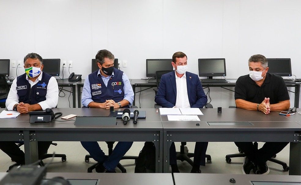 Da esquerda para a direita: representante do Ministério da Saúde, Rogério Ribeiro, secretário da Saúde de SC, André Motta, chefe da Casa Civil de SC, Eron Giordani, e prefeito de Chapecó, João Rodrigues — Foto: Julio Cavalheiro/Secom/Divulgação