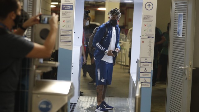 Gabigol, do Flamengo, passando pelo túnel de desinfecção