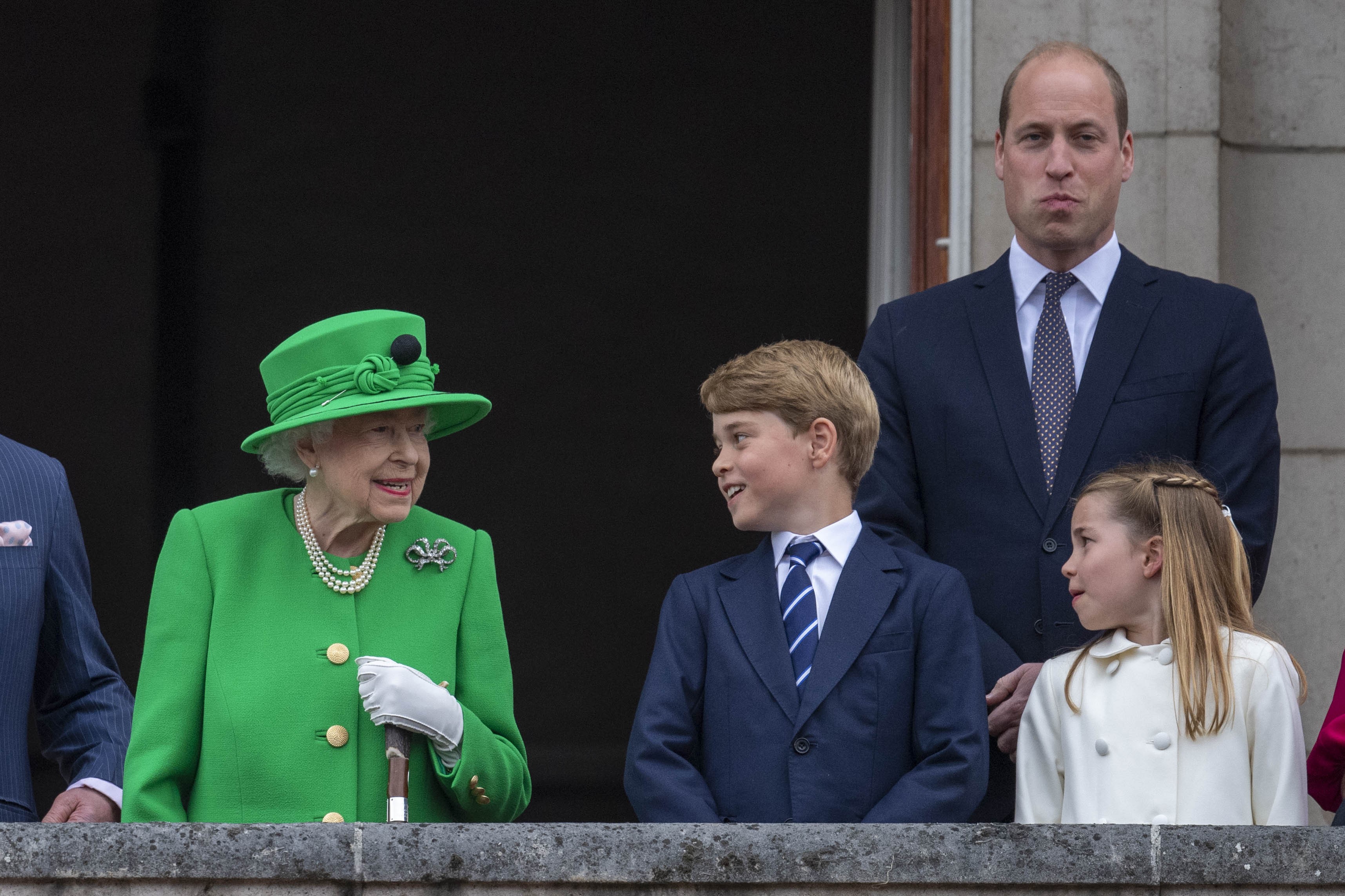 A Rainha Elizabeth II na companhia do Príncipe William e de dois dos bisnetos, Príncipe George e Princesa Charlotte (Foto: Getty Images)