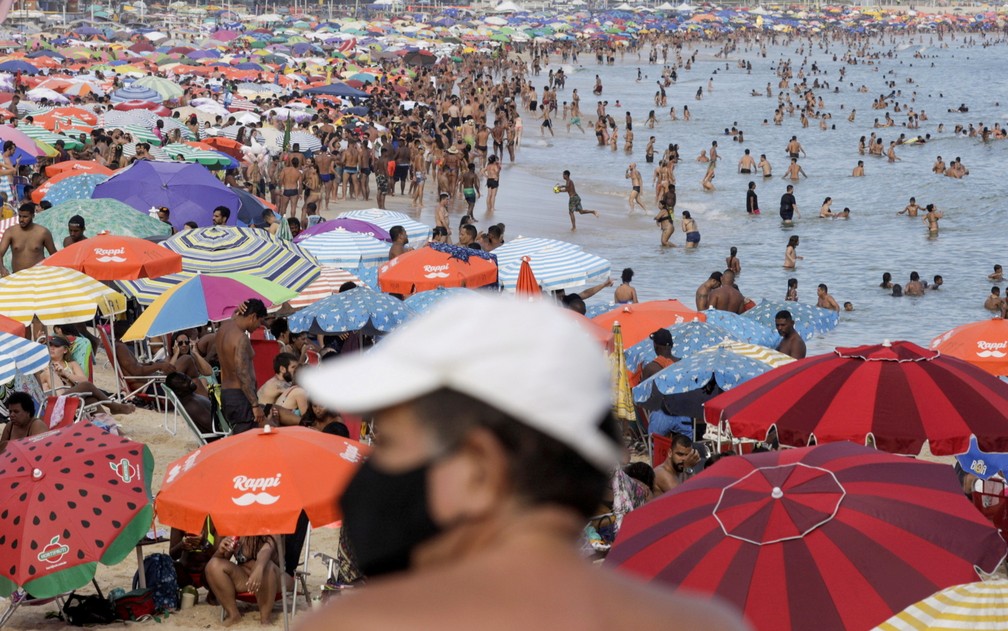 Banhistas lotam praia no Leblon, no de Rio de Janeiro, no dia 16 de fevereiro, em meio à pandemia de Covid-19. — Foto: Ricardo Moraes/Reuters