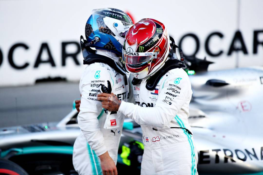 Pilotos da Mercedes comemoram a dobradinha no classificatÃ³rio em Baku