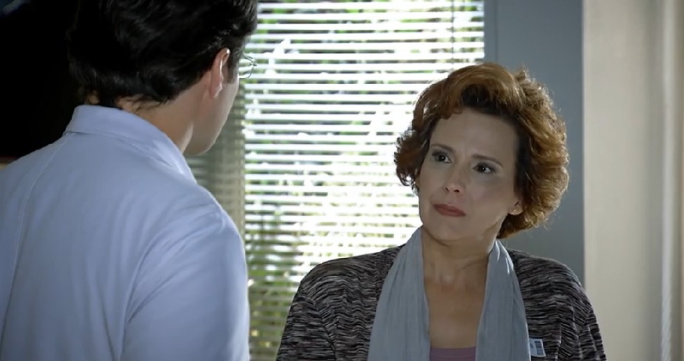 Lúcio (Thiago Lacerda) abre o coração com Eva (Ana Beatriz Nogueira) em 'A Vida da Gente' — Foto: Globo