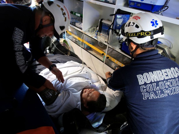 Foram necessários 20 bombeiros para retirar Morales de casa e levá-lo para a clínica (Foto: Reuters/Jaime Saldarriaga)