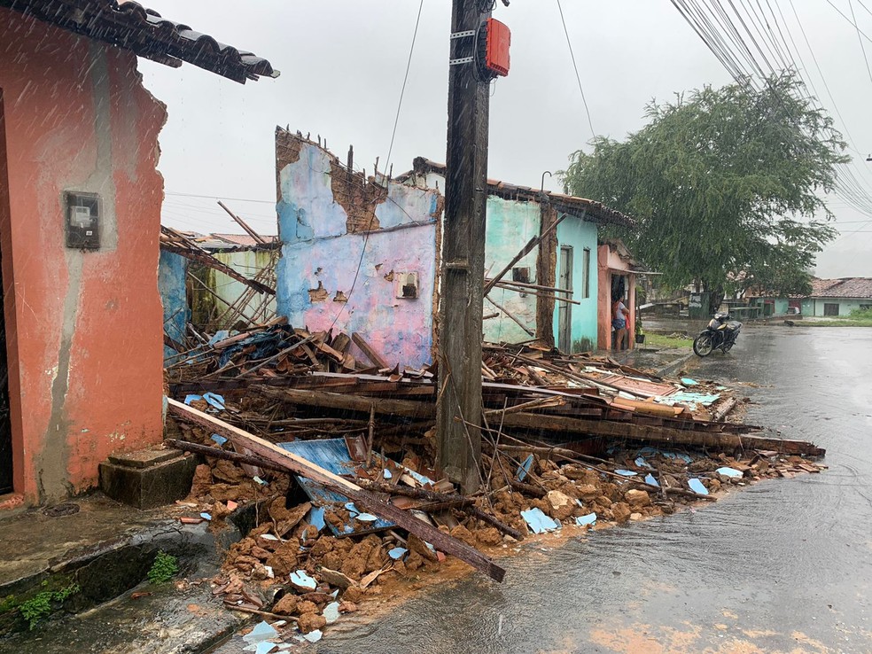 Casas desabaram em Maceió por causa das chuvas de julho; diversas famílias perderam tudo o que tinham — Foto: Pedro Ferro/TV Gazeta