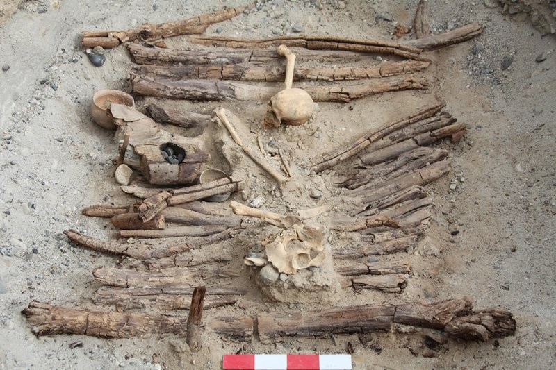 Restos de maconha foram encontrados em túmulos, no cemitério de Jirzankal, na China (Foto: Xinhua Wu)