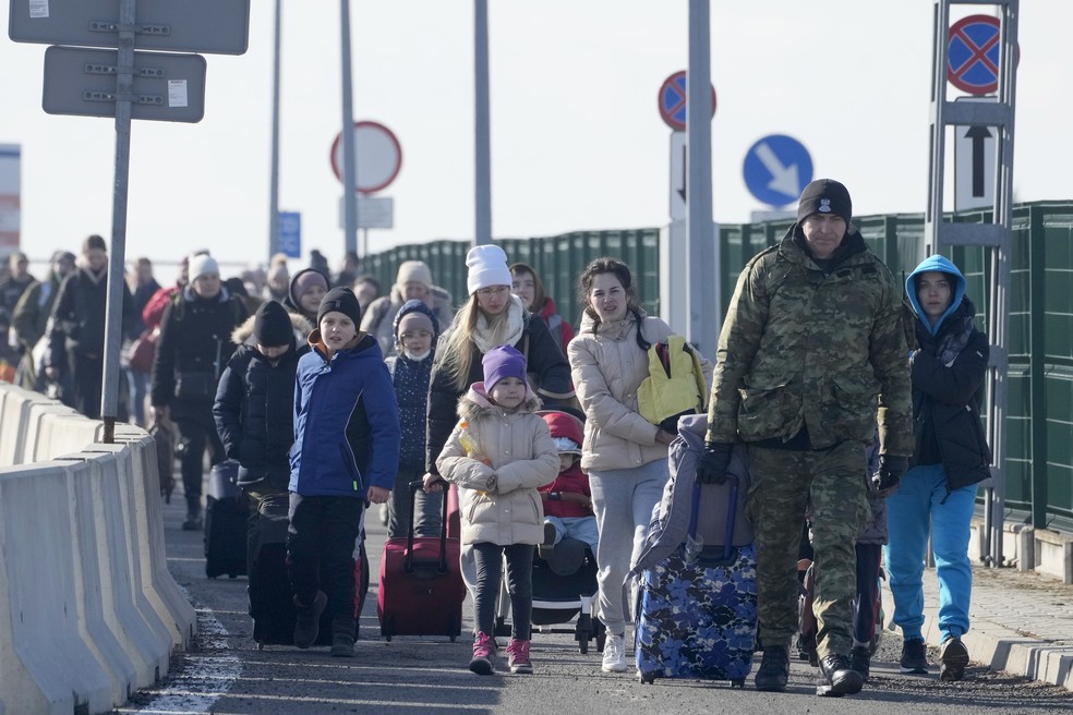 Refugiados ucranianos cruzam fronteira com a Polônia em 26 de fevereiro — Foto: AP Photo/Czarek Sokolowski