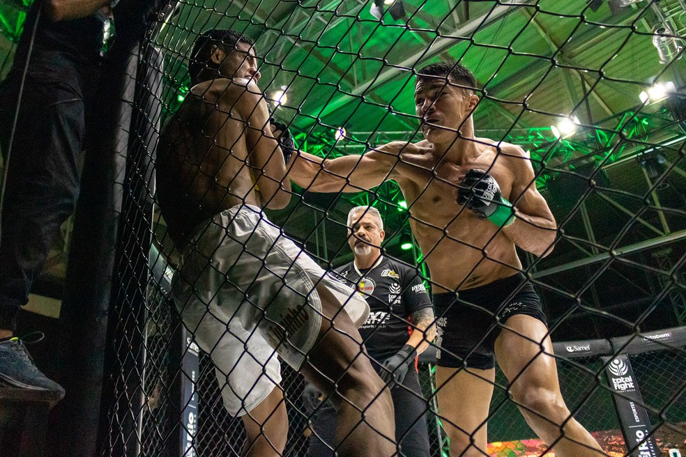 Igor Severino golpeia Manoel Júnior no Jungle Fight 110 — Foto: Adriano Albuquerque