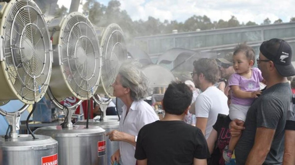 Espectadores de t&ecirc;nis se refrescaram com um ventilador durante jogo &mdash; Foto: Getty Images via BBC