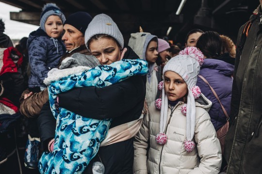 Entre os refugiados estão milhares de mães com seus filhos (Foto: Reprodução/Metro/Reuters)