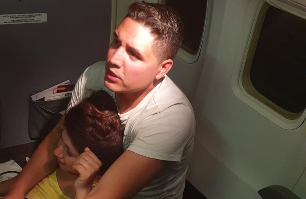 Pai e mãe da bebê durante parto dentro do avião — Foto: Fabián Hermosilla/arquivo pessoal