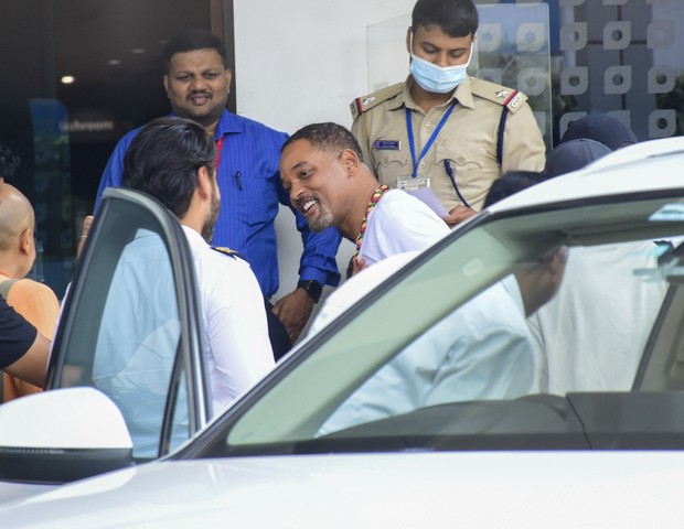 Will Smith é clicado chegando em aeroporto em Mumbai, na Índia (Foto: The Grosby Group)