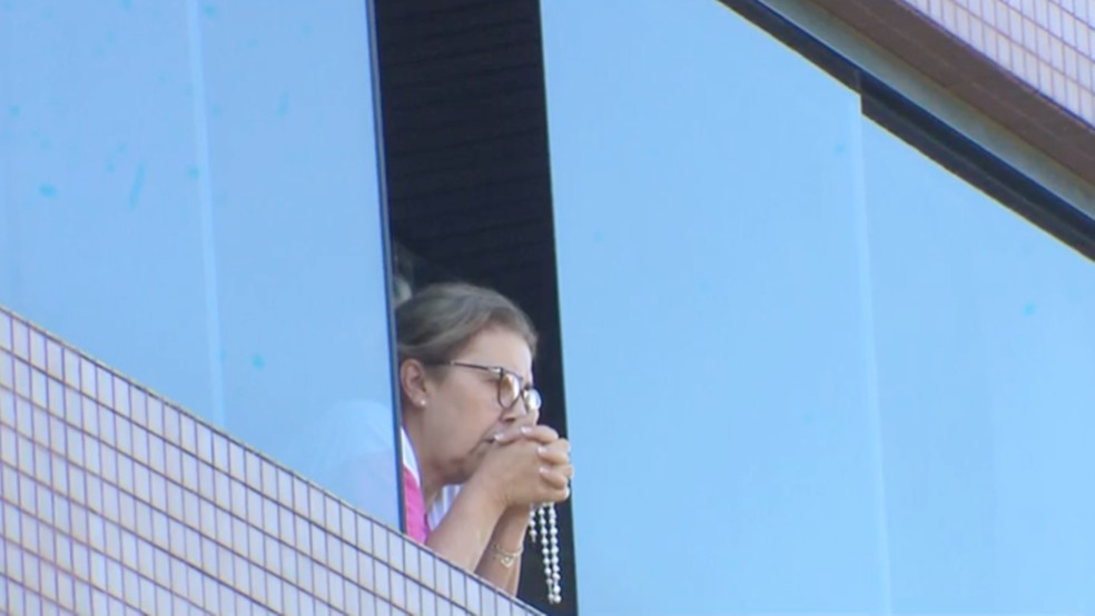 Moradora foi at&eacute; a sacada do apartamento para acompanhar ter&ccedil;o em Campina Grande &mdash; Foto: Reprodu&ccedil;&atilde;o/TV Para&iacute;ba