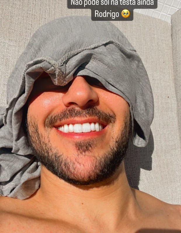 Rodrigo Mussi protege a testa ao tomar sol (Foto: Instagram)