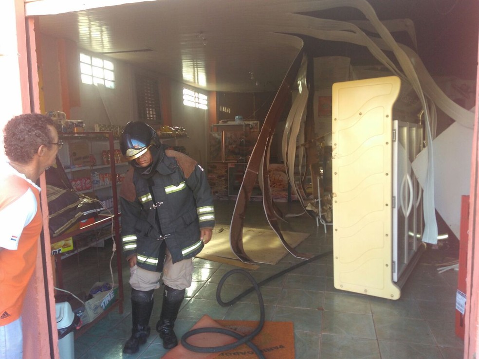 Fogo começou em loja de roupa e atingiu forro de padaria, no bairro Nova Jerusalém (Foto: Osvaldo Nóbrega/TV Morena)