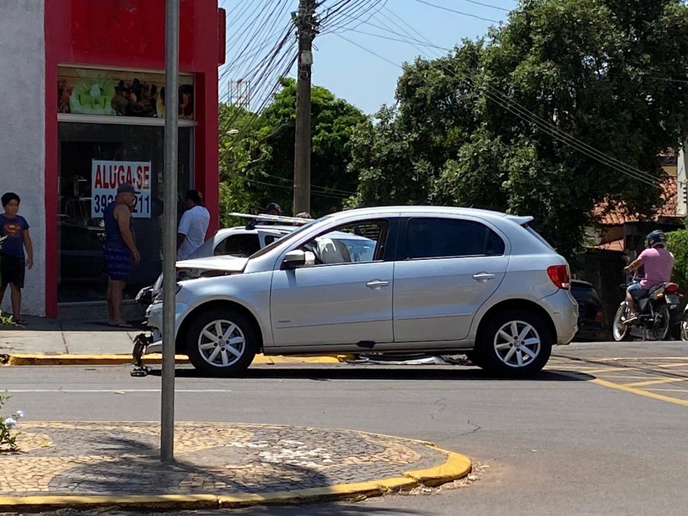 Batida envolveu dois carros em cruzamento no Centro de Presidente Prudente — Foto: Guilherme Vila Real