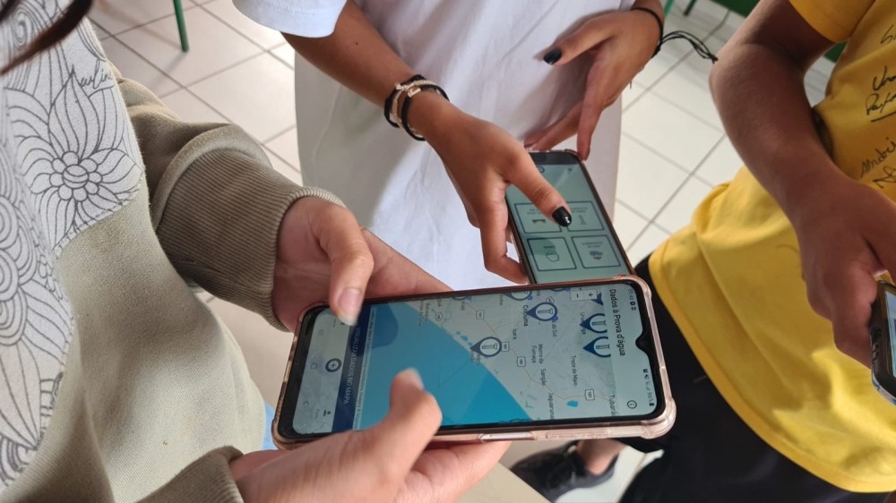 Alunos em Balneário Rincão (SC) utilizam app Dados à Prova D'Água (Foto: Rosinei da Silveira/Agência FAPESP)