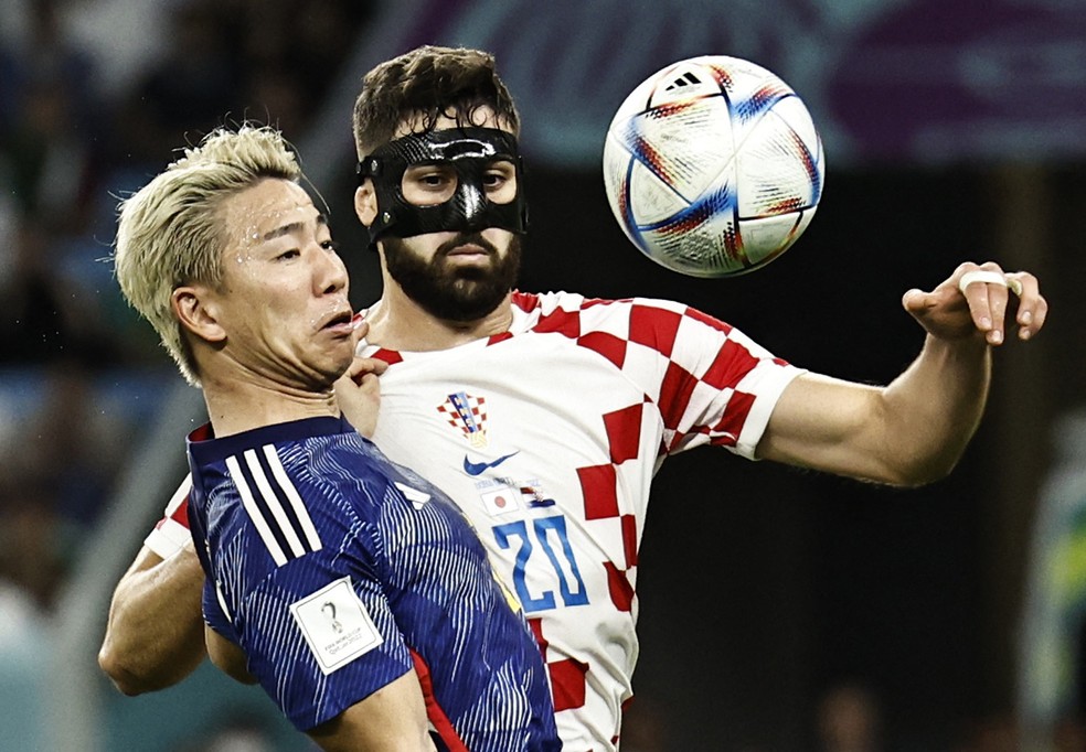 Josko Gvardiol, da Crocia, disputa bola com Takuma Asano, do Japo  Foto: REUTERS/Hamad I Mohammed