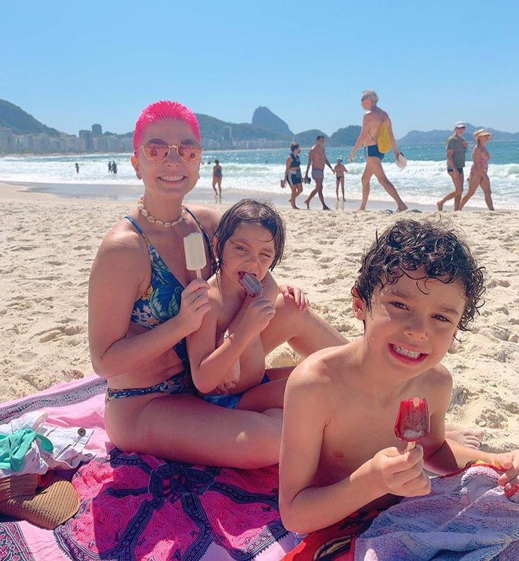 Barbara Borges compartilha clique em família na praia e recebe críticas (Foto: Reprodução: Instagram)