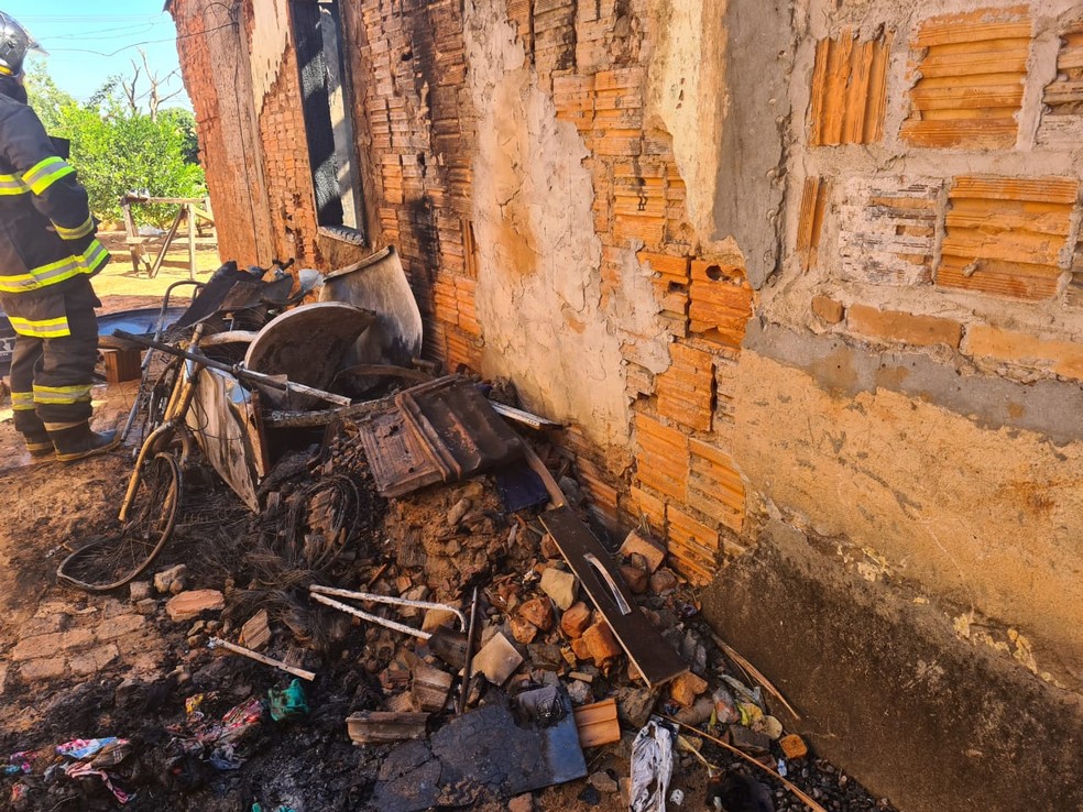 Casa na Rua Ol&iacute;mpio Rampazzo, no Jardim Guanabara, teve dois c&ocirc;modos destru&iacute;dos &mdash; Foto: Jo&atilde;o Trentini/Divulga&ccedil;&atilde;o
