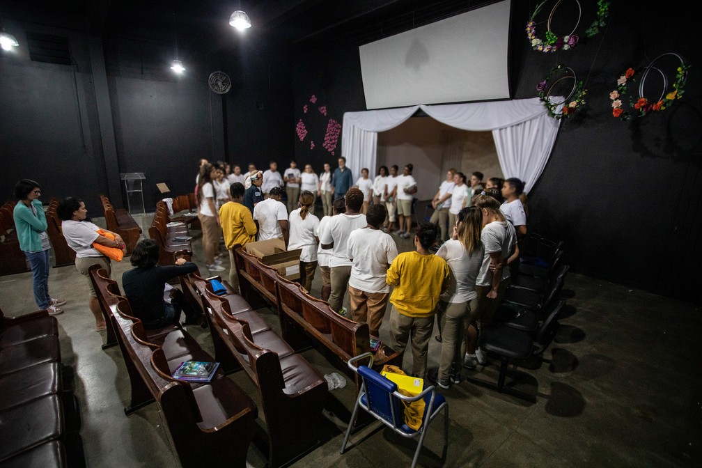 Grupo de detentas da Penitenciária Feminina da Capital participa de sarau de poesia. Os encontros acontecem em capela do presídio — Foto: Fábio Tito/G1