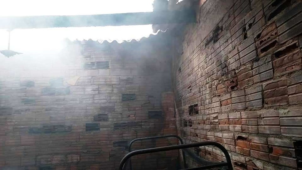 Telhado e revestimento da casa foram destruídos após incêndio, em Mongaguá, SP — Foto: G1 Santos