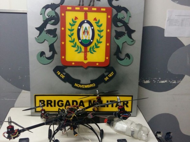 Drone foi apreendido por policiais militares perto de presídio em Charqueadas, RS (Foto: Reprodução/RBS TV)