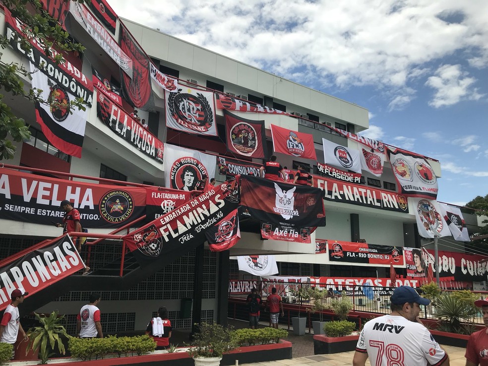Foto da sede da Gávea repleta de faixas com representações de todo o país — Foto: Gilvan de Souza / Flamengo.com.br