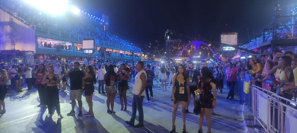 Pista tomada de pessoas que não são desfilantes  — Foto: Reprodução/Rádio Arquibancada