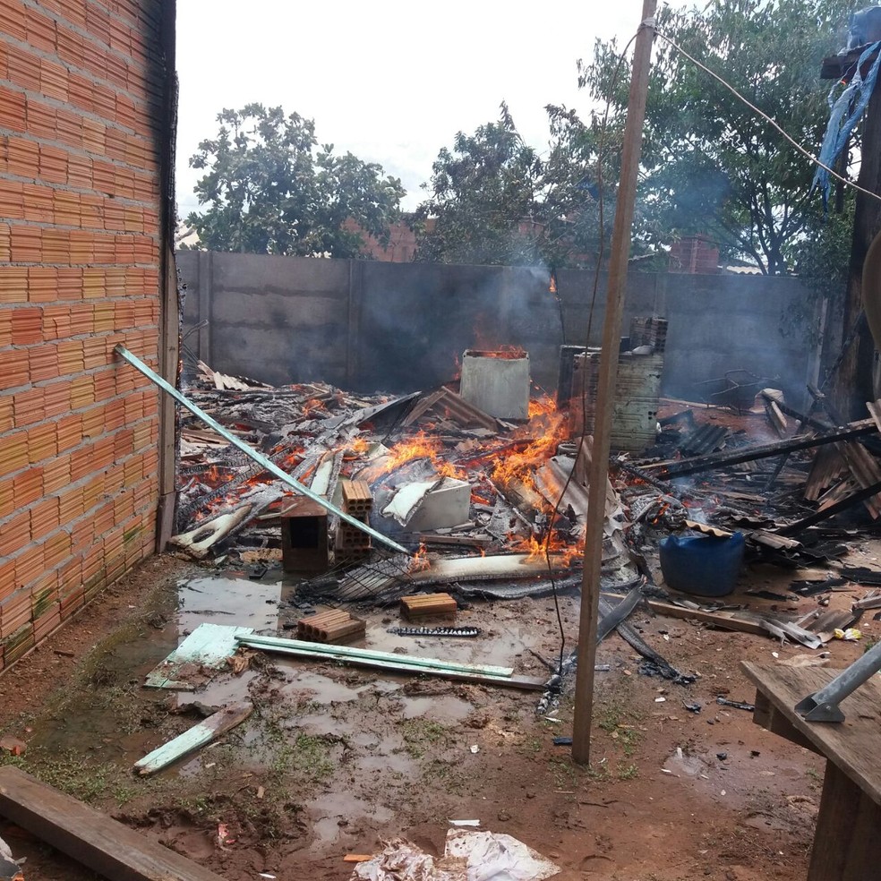 CrianÃ§as tentaram se esconder na parte de alvenaria, que tambÃ©m pegou fogo, segundo a polÃ­cia (Foto: PolÃ­cia Militar/ Distrito de EspigÃ£o do Leste-MT)