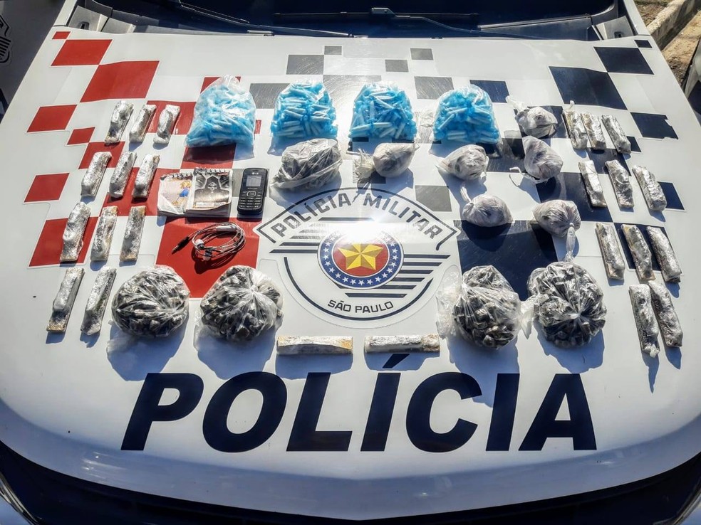 Homem é preso com maconha e cocaína no Campo dos Alemães em São José — Foto: Polícia Militar/Divulgação