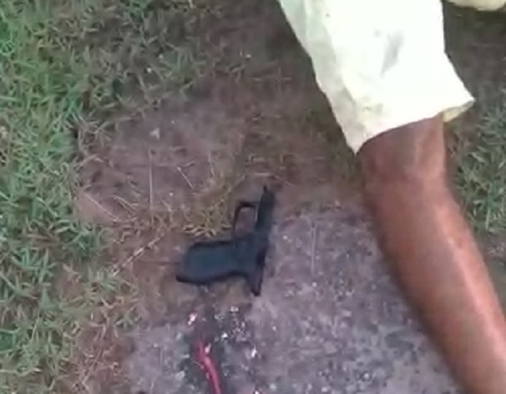 Criminosos utilizaram uma arma falsa, usada para tiro com tinta, durante o assalto.  â Foto: ReproduÃ§Ã£o/ TV Liberal