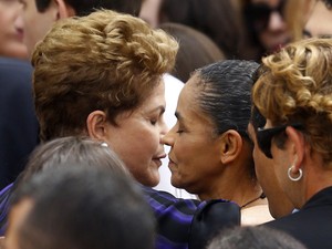 A presidente Dilma Rousseff com a ex-senadora Marina Silva no velório de Eduardo Campos no Recife (Foto: Paulo Whitaker/Reuters)