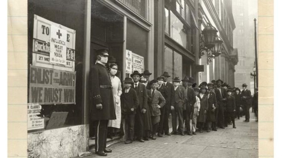 Fila para distribuição de máscaras em São Francisco. Em outubro de 1918, com o avanço da pandemia de gripe, as autoridades municipais decretaram a obrigatoriedade de usar máscaras em público — Foto: California History Room, California State Library, Sacramento