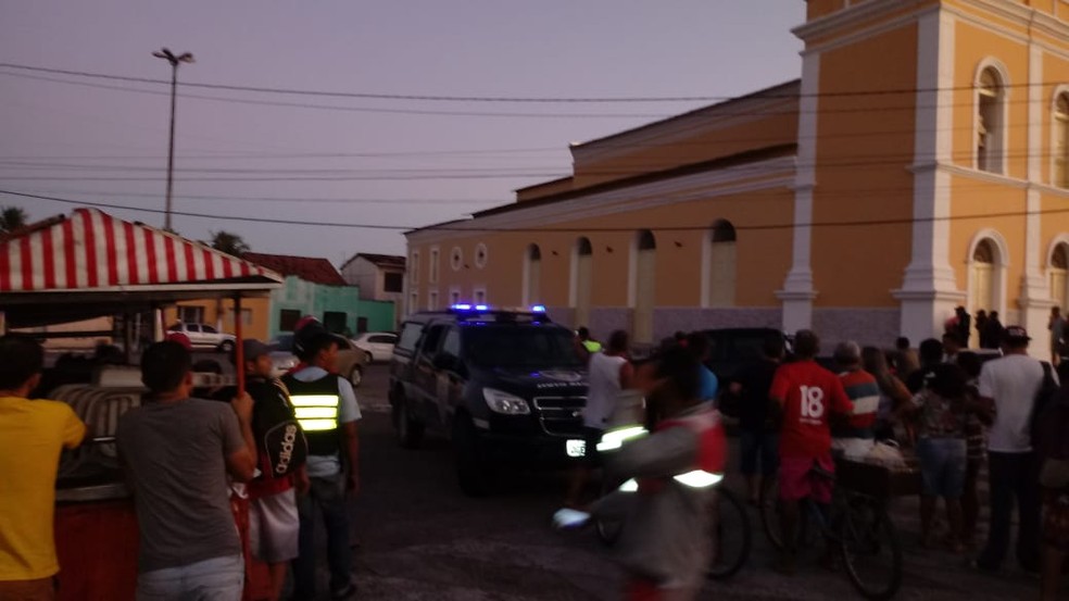 Homem faz crianÃ§a refÃ©m no centro de MacaÃ­ba â€” Foto: Redes sociais