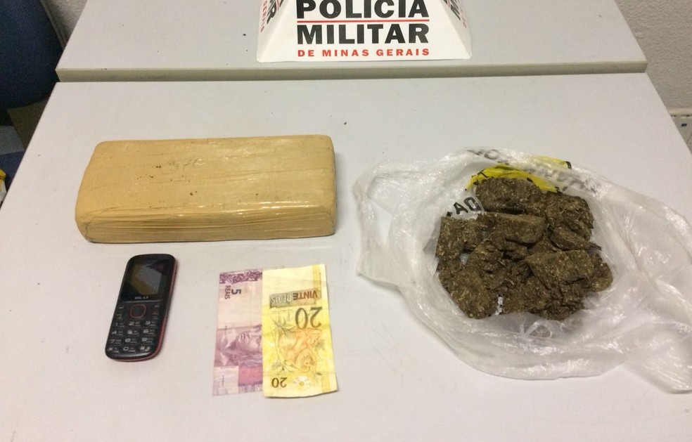 Droga apreendida no Bairro Parque das Aroeiras  (Foto: Polícia Militar/ Divulgação)