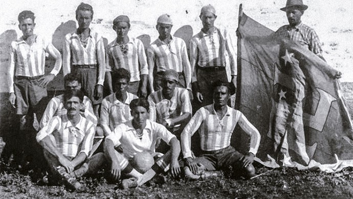 O time de futebol do Cruzeiro do Sul ergue a bandeira com o símbolo nazista (Foto: Reprodução)