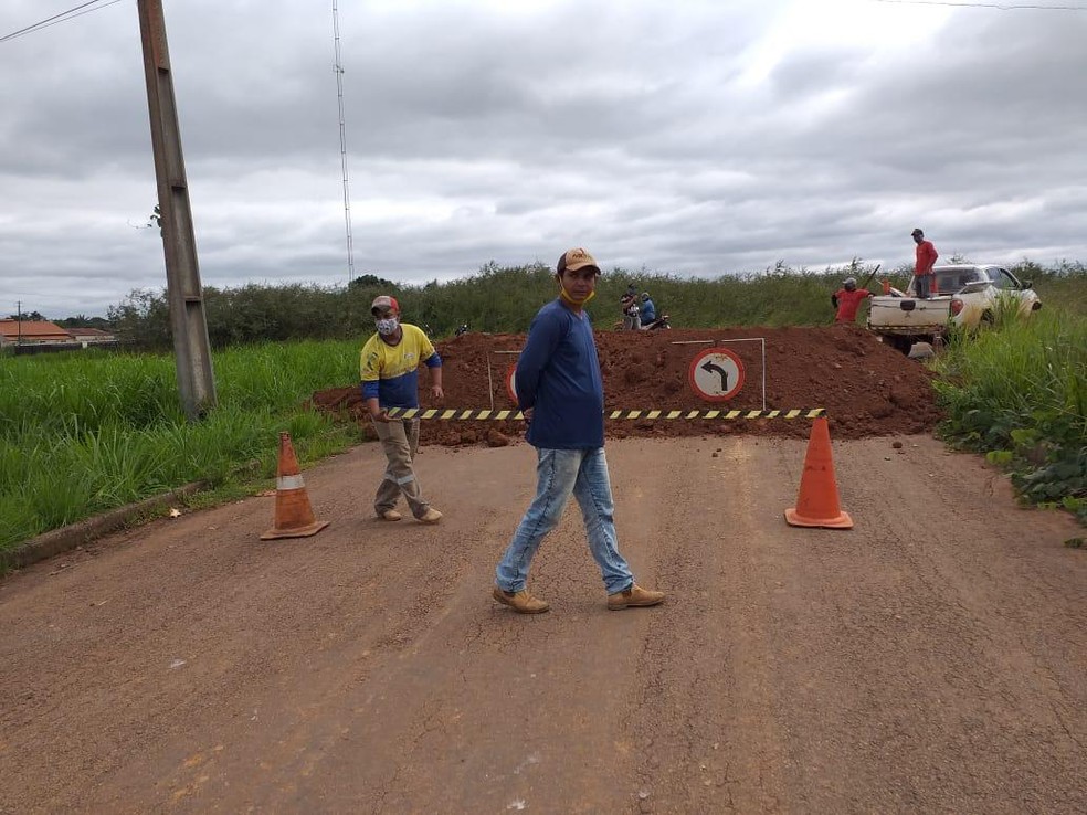 Via de acesso à cidade foram bloqueadas no interior do Acre  — Foto: Asscom/Prefeitura Plácido de Castro 