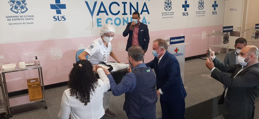 Caixa com doses da vacina chega ao Hospital Jayme dos Santos Neves, no Espírito Santo — Foto: Any Cometti/ G1 