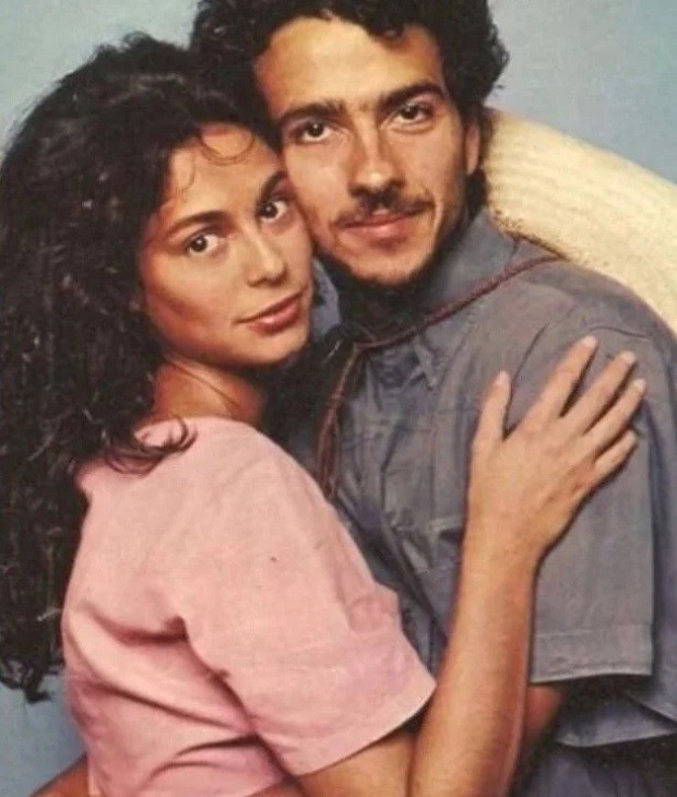 Giovanna Gold e Marcos Palmeira interpretaram Zefa e Tadeu na versão de 1990 da novela Pantanal (Foto: Reprodução/Instagram)