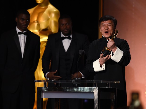 Jackie Chan discursa com o Oscar honorário nas mãos durante entrega em Los Angeles neste sábado (12) (Foto: Robyn Beck/AFP)