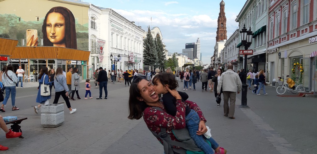 Gabriela e Olívia em Kazan, na Rússia. — Foto: Arquivo pessoal/Gabriela Antunes