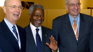O presidente suiço, Pascal Couchepin, o secretário geral da ONU, Kofi Annan, e o presidente executivo e fundador do Fórum Económico Mundial, Klaus Schwab — Foto: Arquivo