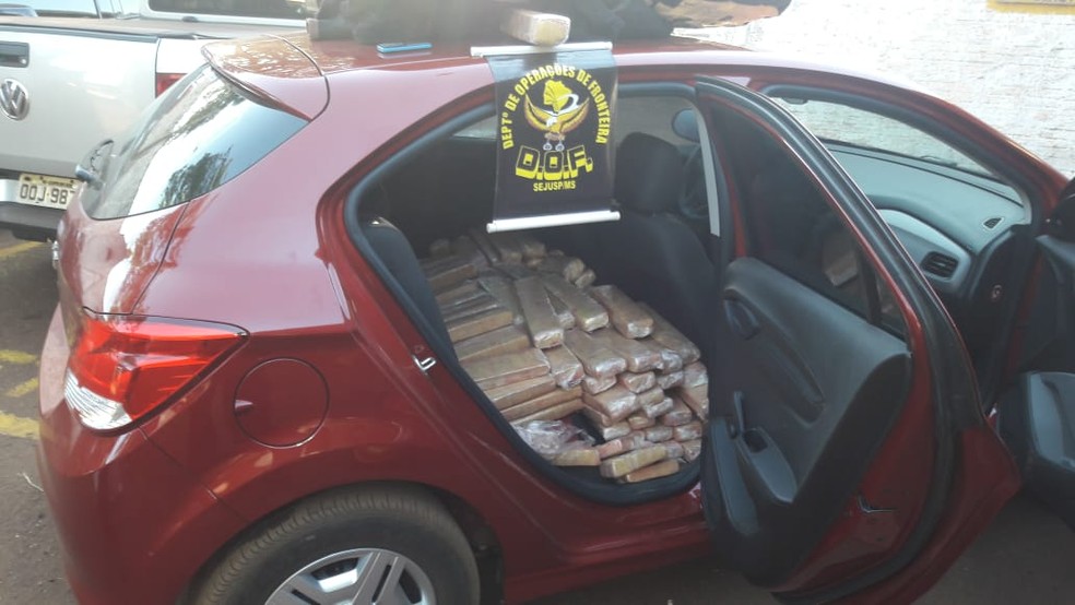 Carro com tabletes de maconha abandonado pelo suspeito em MS (Foto: DOF/DivulgaÃ§Ã£o)