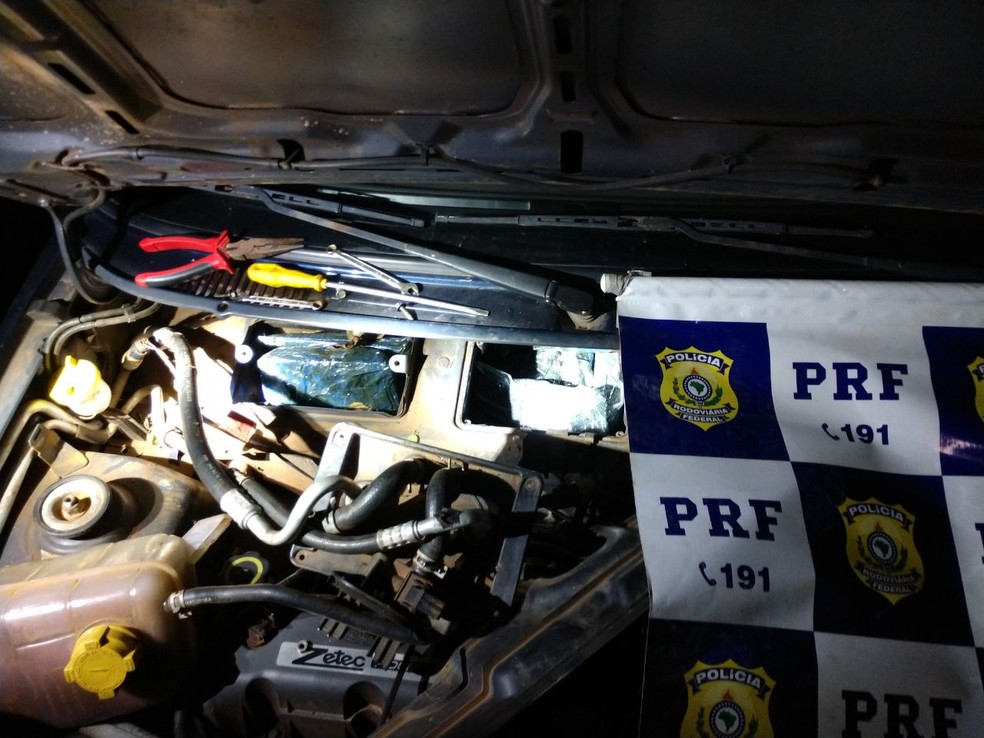 Droga estava em motores de carros e foi achada pela PRF-AC durante uma ação de rotina (Foto: Divulgação/PRF-AC)