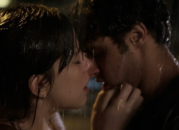 Bia Arantes e Ronny Kriwat gravam cena de beijo na chuva (Foto: Divulgação)